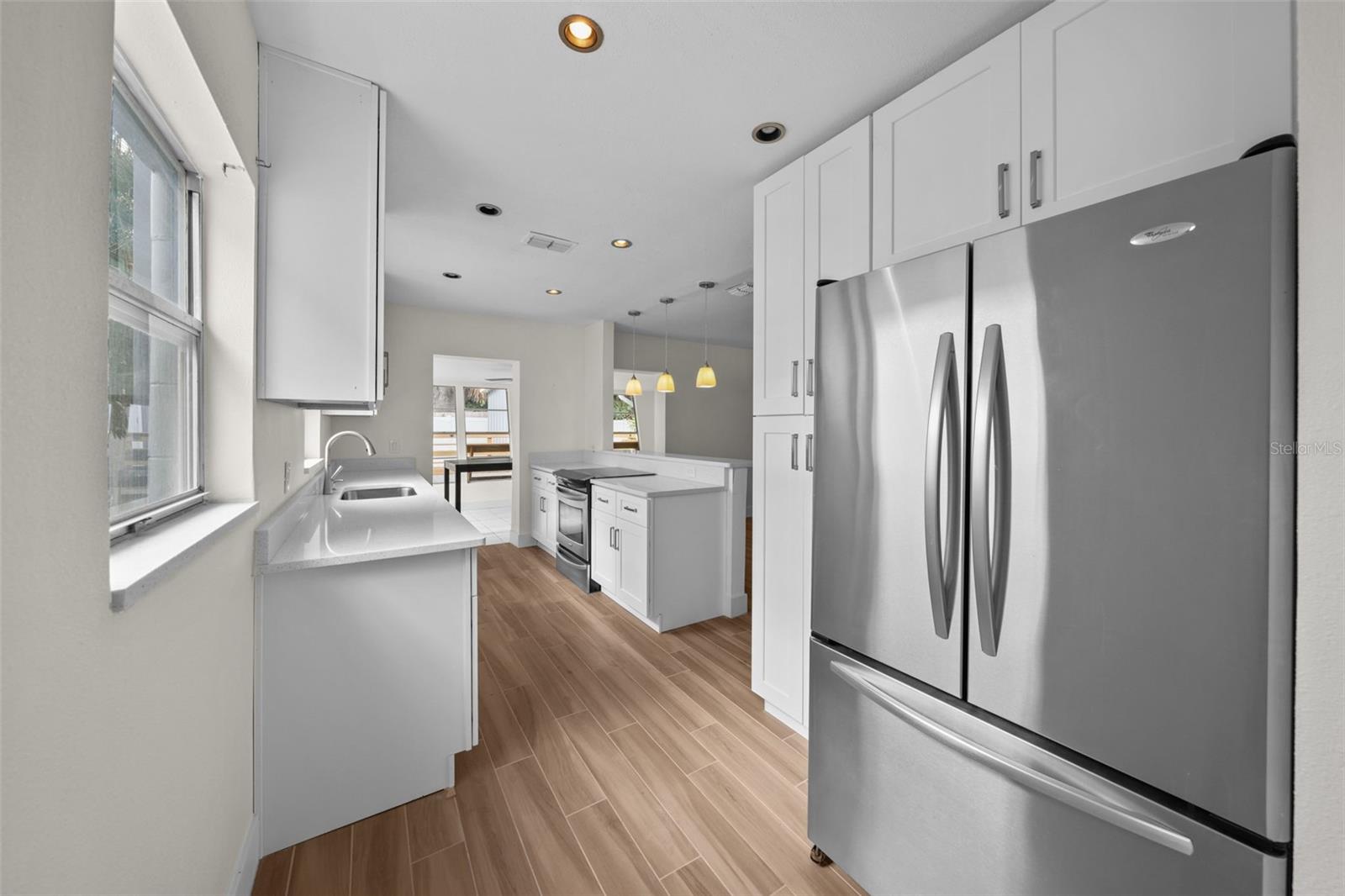 Listing photo id 9 for 318 Como Street