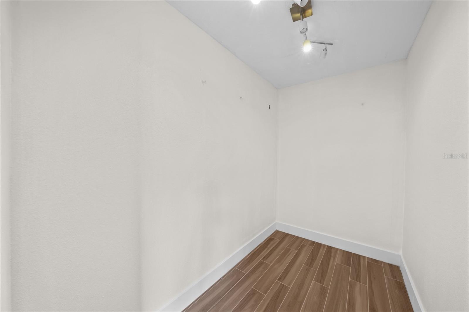 Listing photo id 13 for 318 Como Street