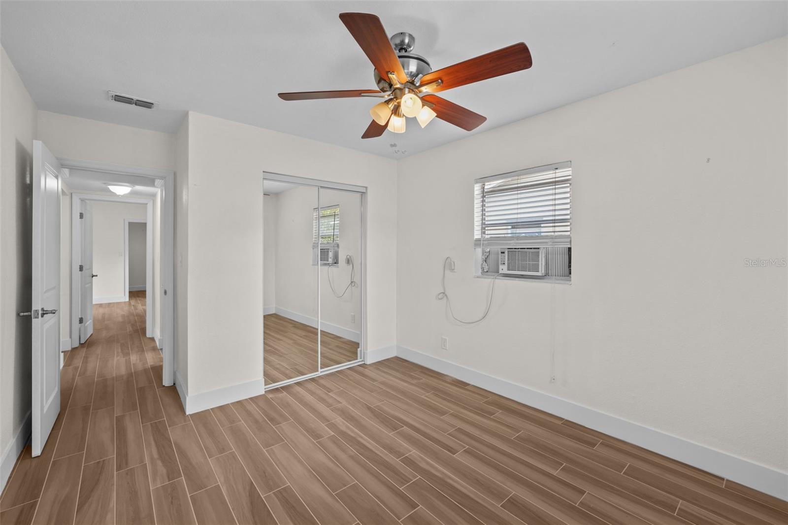 Listing photo id 16 for 318 Como Street