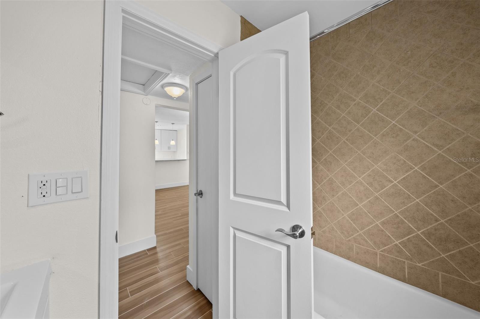 Listing photo id 18 for 318 Como Street