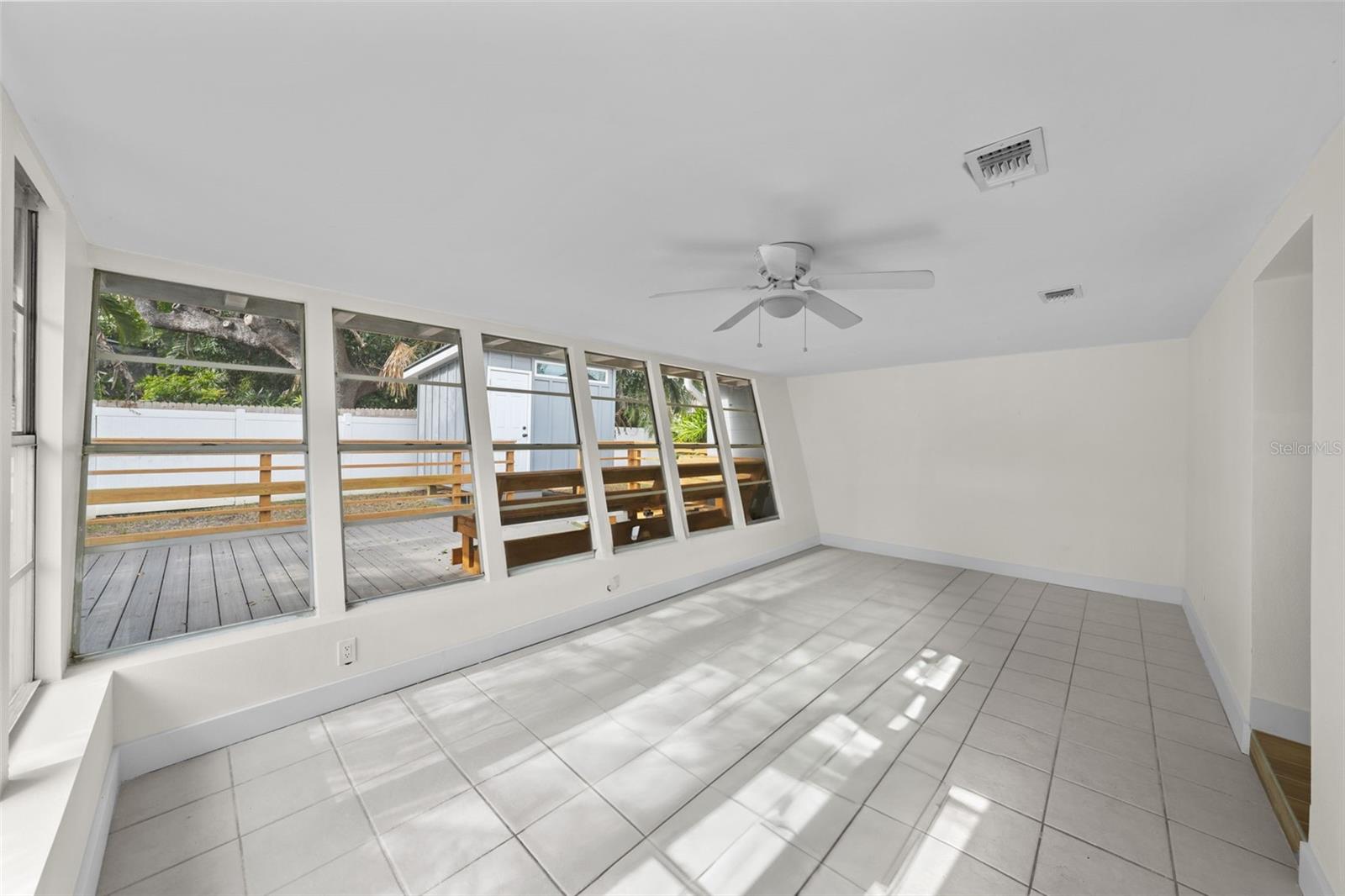 Listing photo id 19 for 318 Como Street