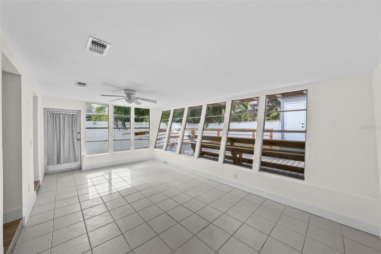 Listing photo id 20 for 318 Como Street