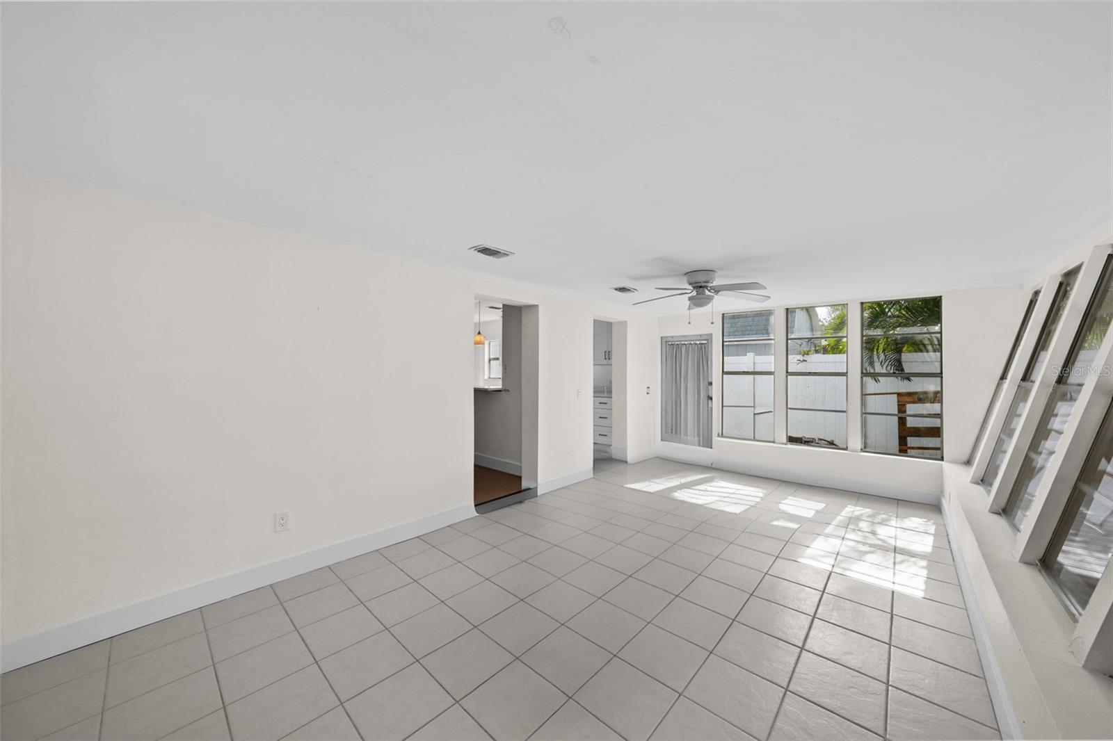 Listing photo id 21 for 318 Como Street