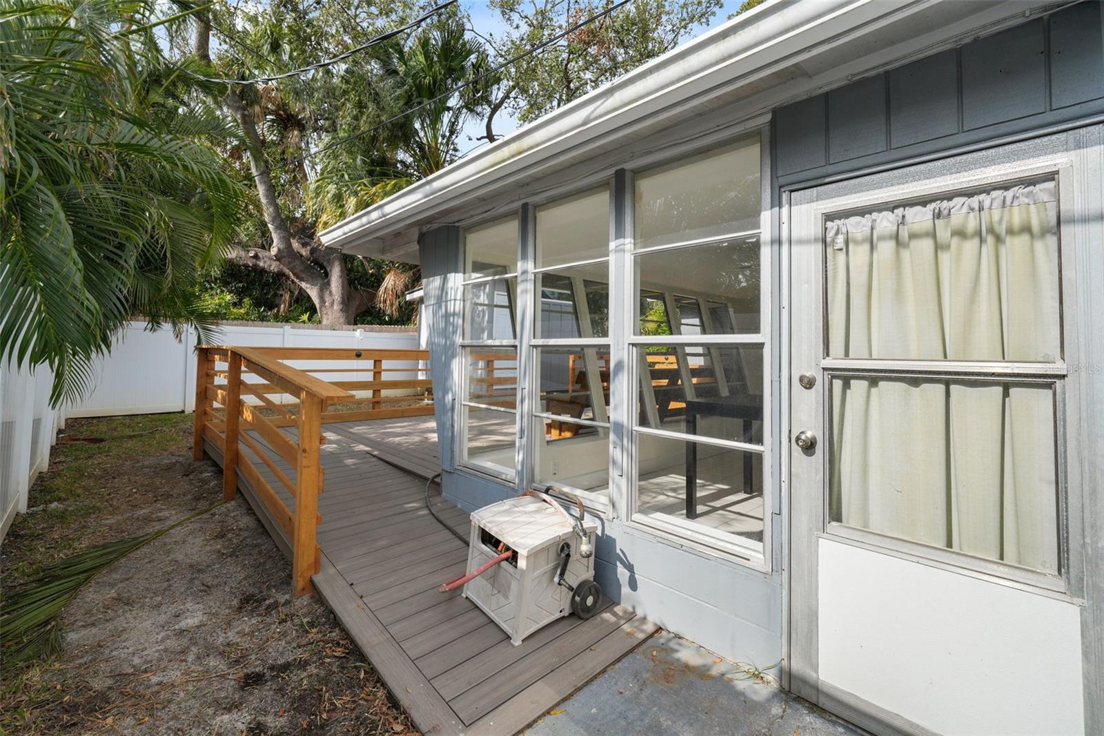 Listing photo id 22 for 318 Como Street