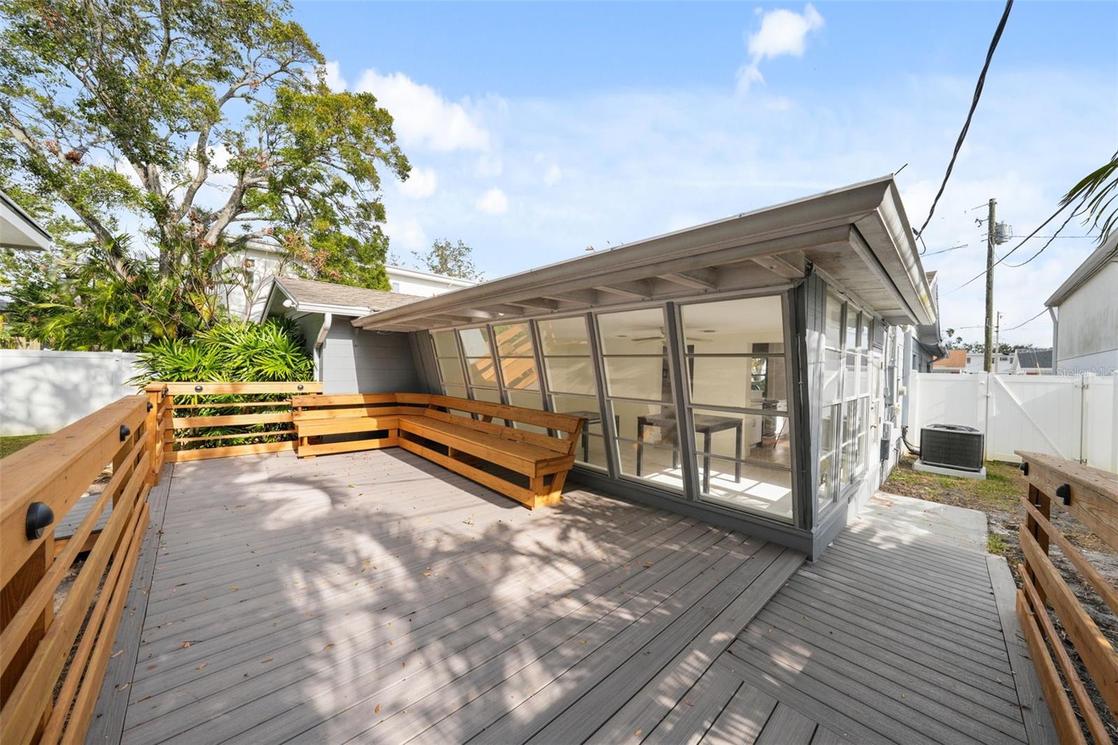 Listing photo id 24 for 318 Como Street