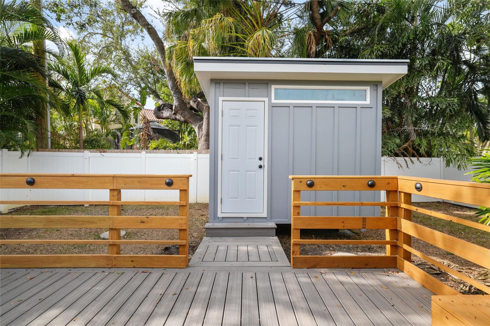 Listing photo id 25 for 318 Como Street