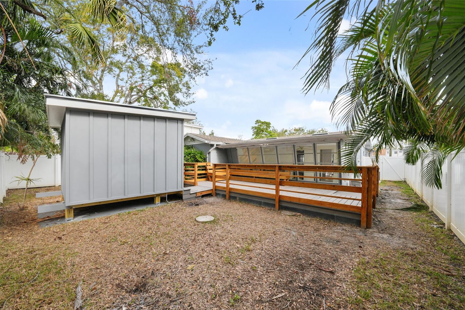 Listing photo id 27 for 318 Como Street