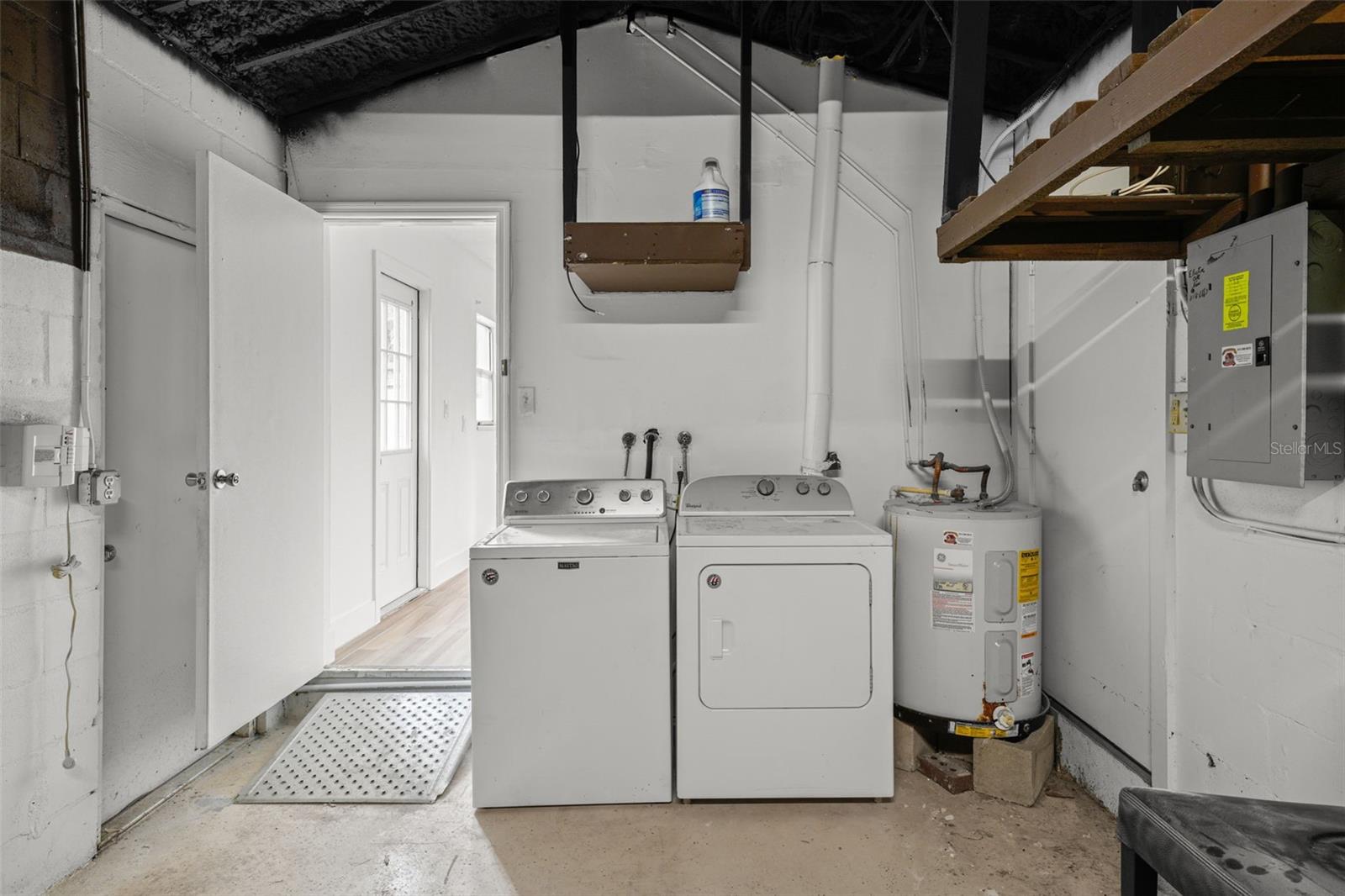 Listing photo id 30 for 318 Como Street