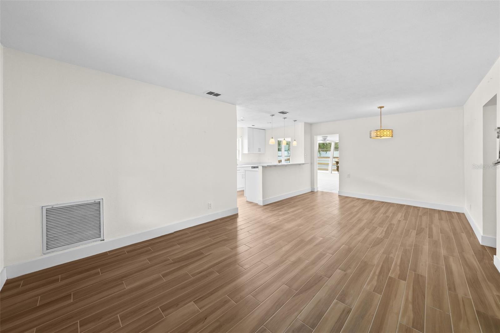 Listing photo id 2 for 318 Como Street