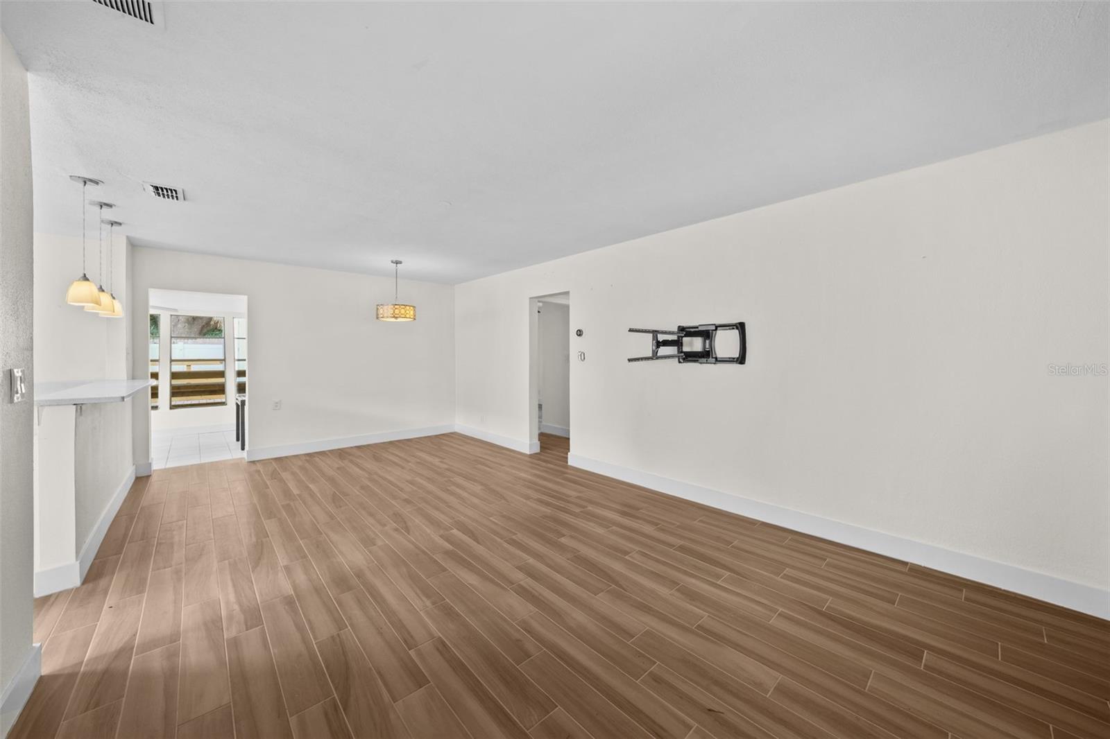 Listing photo id 3 for 318 Como Street