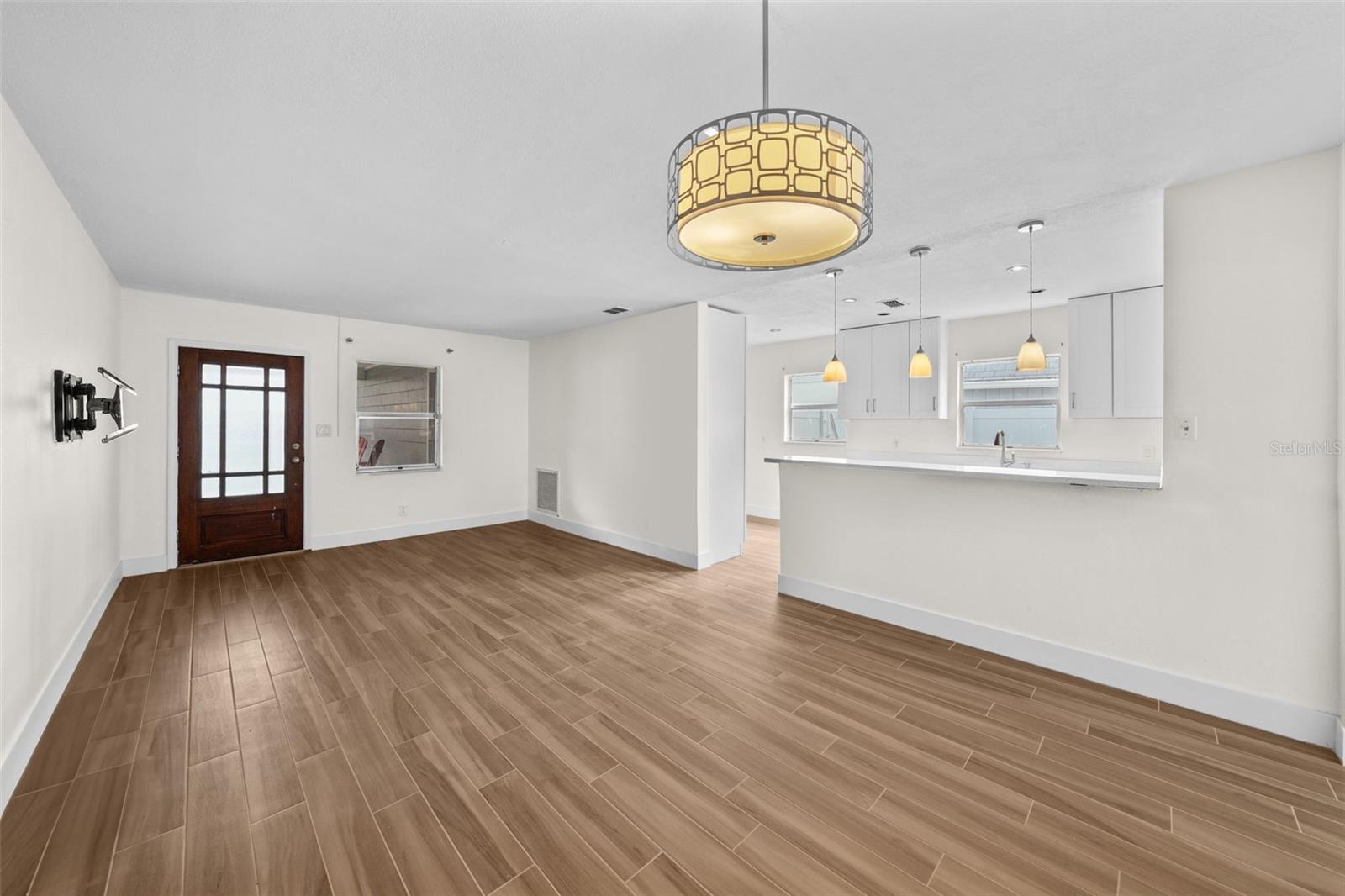 Listing photo id 4 for 318 Como Street