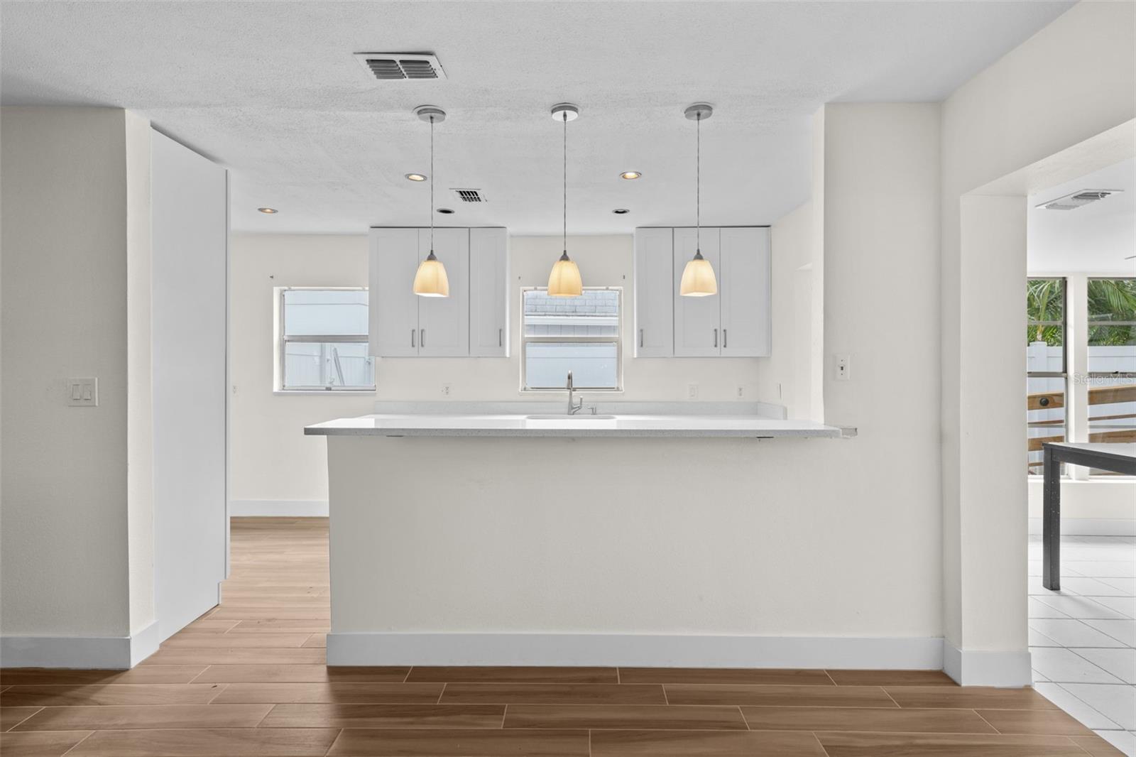 Listing photo id 6 for 318 Como Street