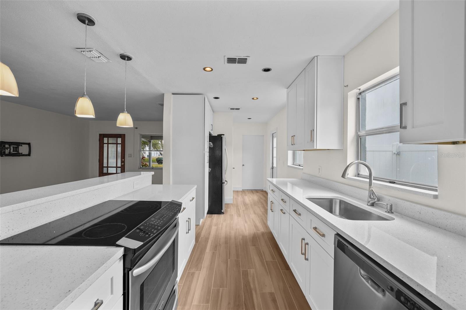 Listing photo id 7 for 318 Como Street