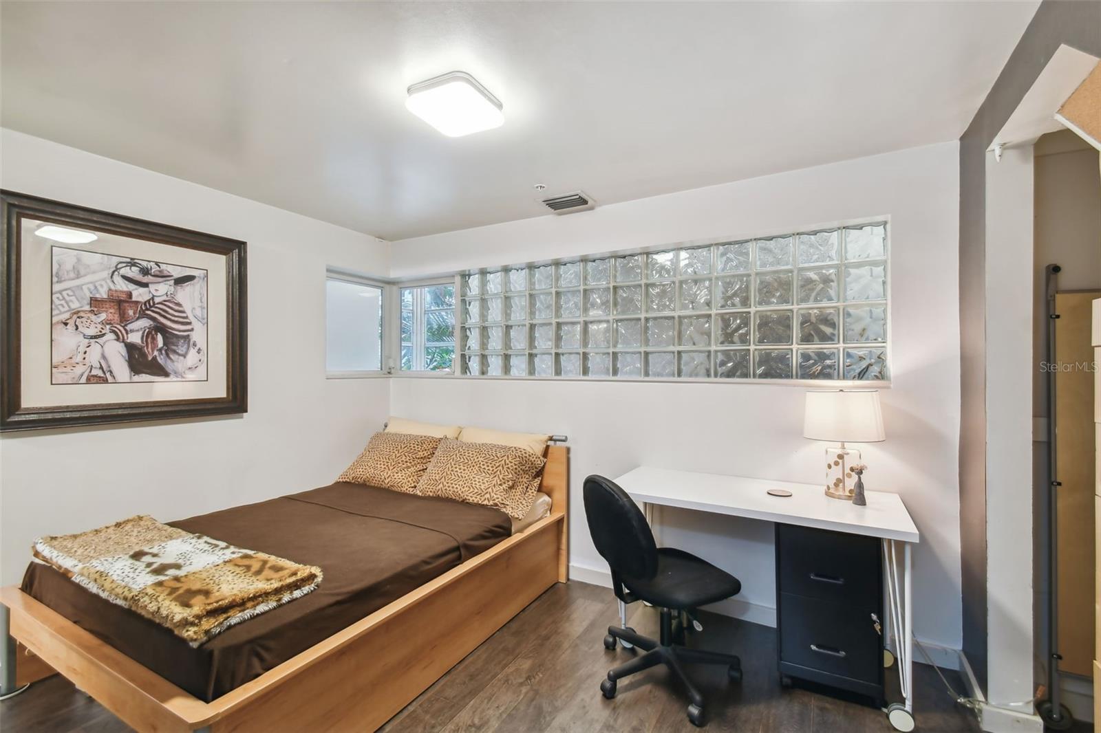 Image 23 of 99 For 4950 Bayshore Boulevard 22