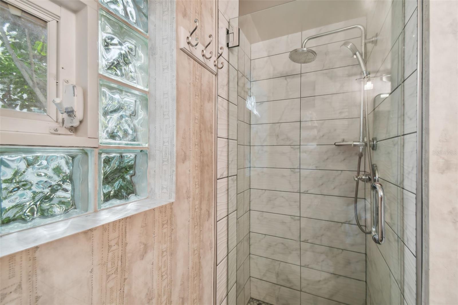 Image 26 of 99 For 4950 Bayshore Boulevard 22