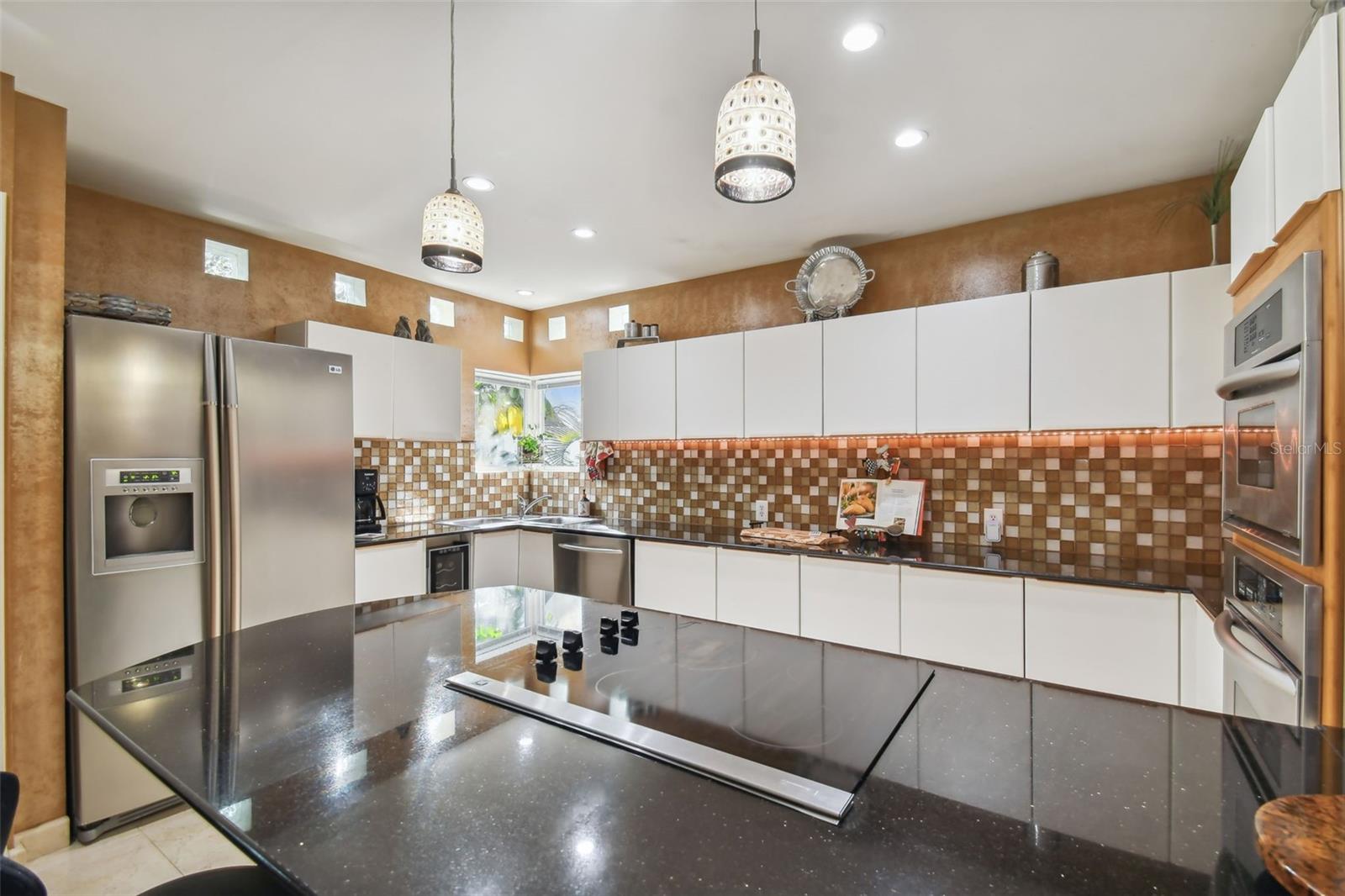 Image 36 of 99 For 4950 Bayshore Boulevard 22