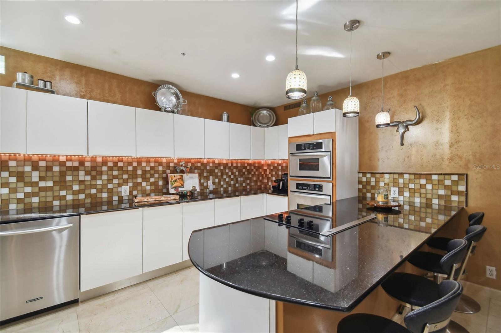 Image 37 of 99 For 4950 Bayshore Boulevard 22