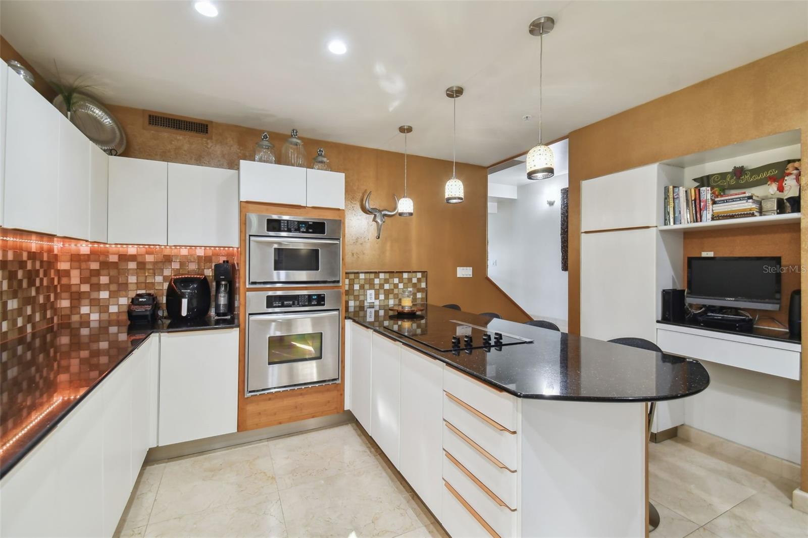 Image 41 of 99 For 4950 Bayshore Boulevard 22