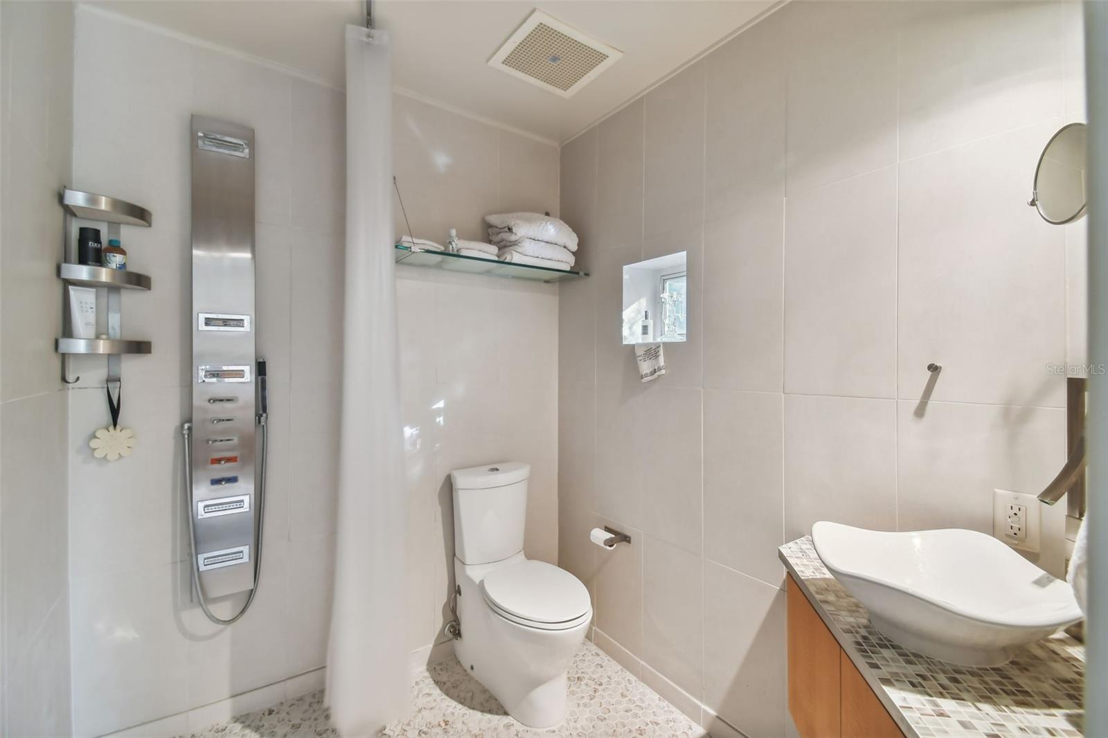 Image 51 of 99 For 4950 Bayshore Boulevard 22