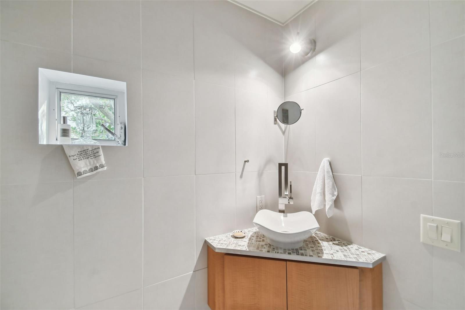 Image 52 of 99 For 4950 Bayshore Boulevard 22