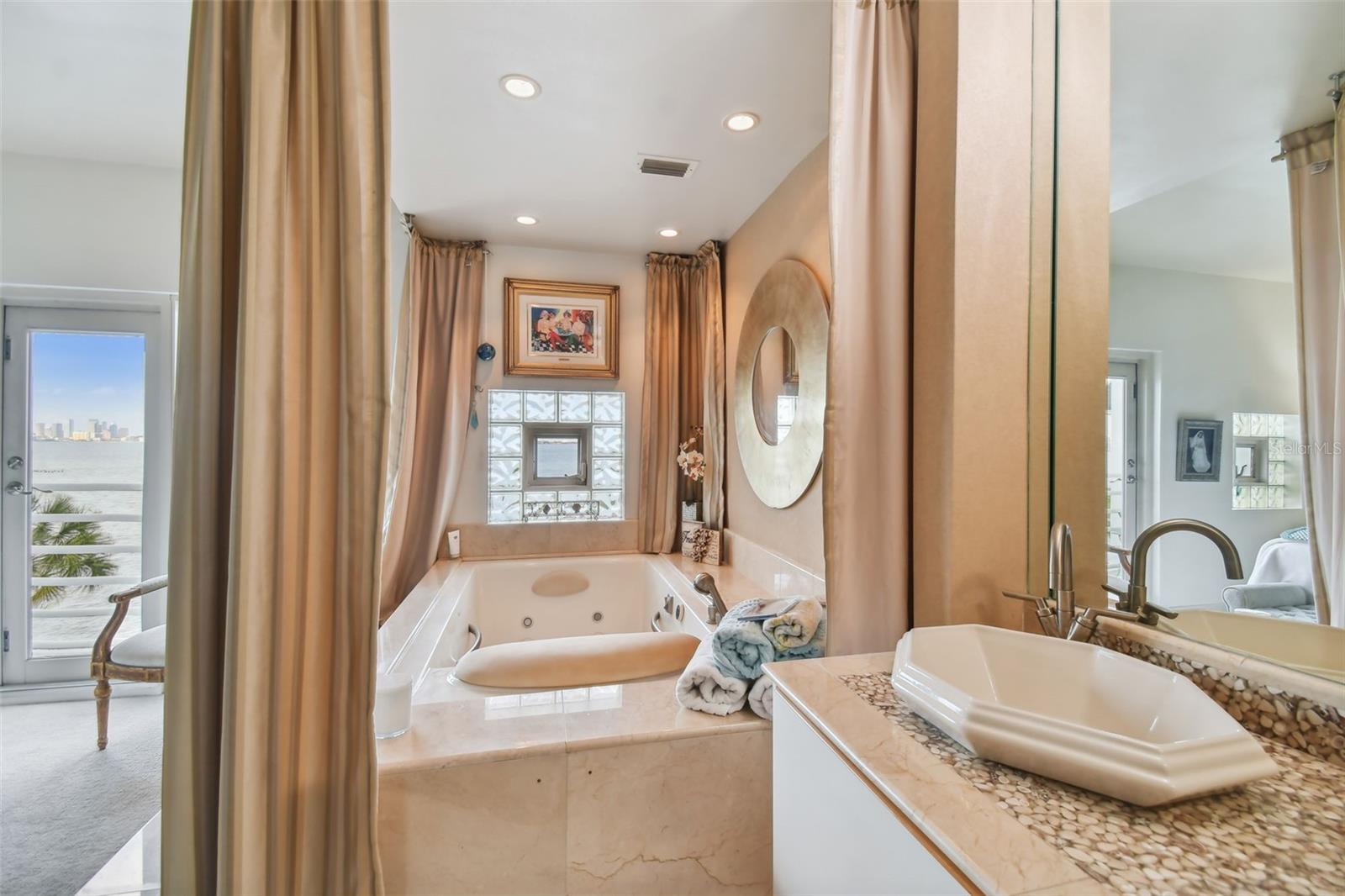 Image 58 of 99 For 4950 Bayshore Boulevard 22