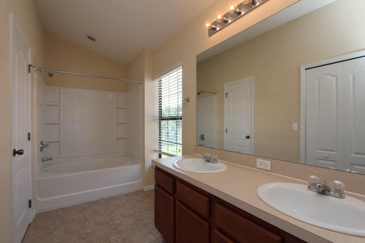 Image 11 of 25 For 16433 Kingletridge Avenue