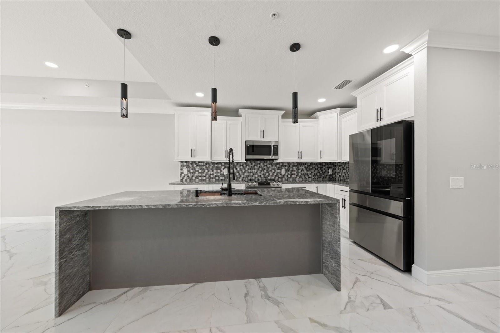 Image 14 of 48 For 211 Dolphin Point 201