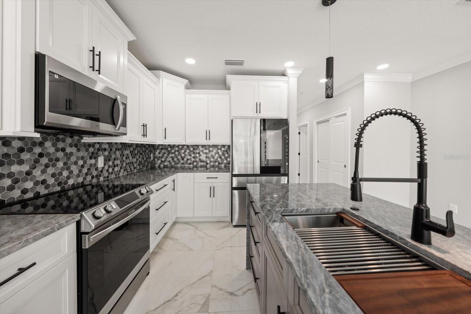 Image 15 of 48 For 211 Dolphin Point 201