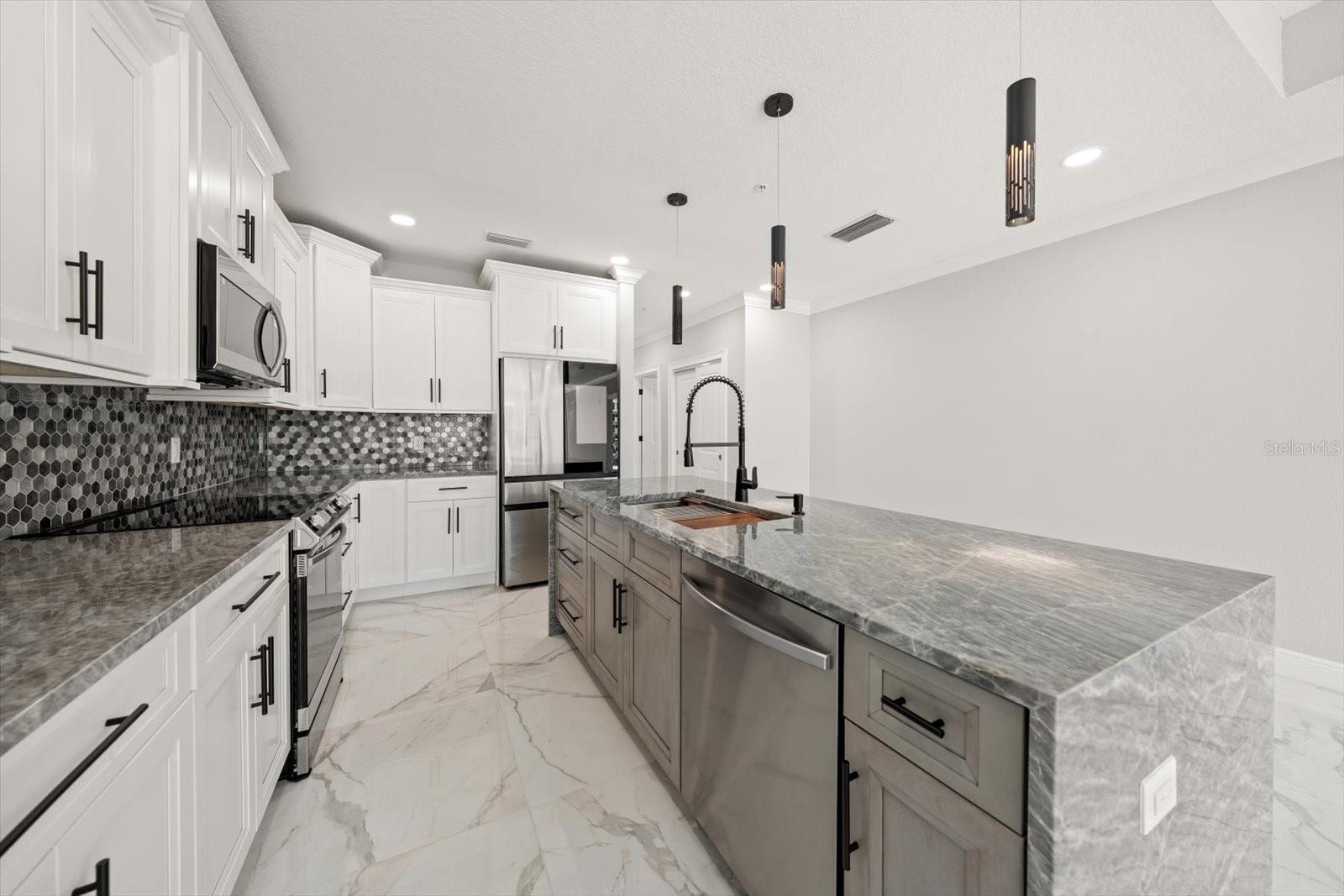 Image 5 of 48 For 211 Dolphin Point 201