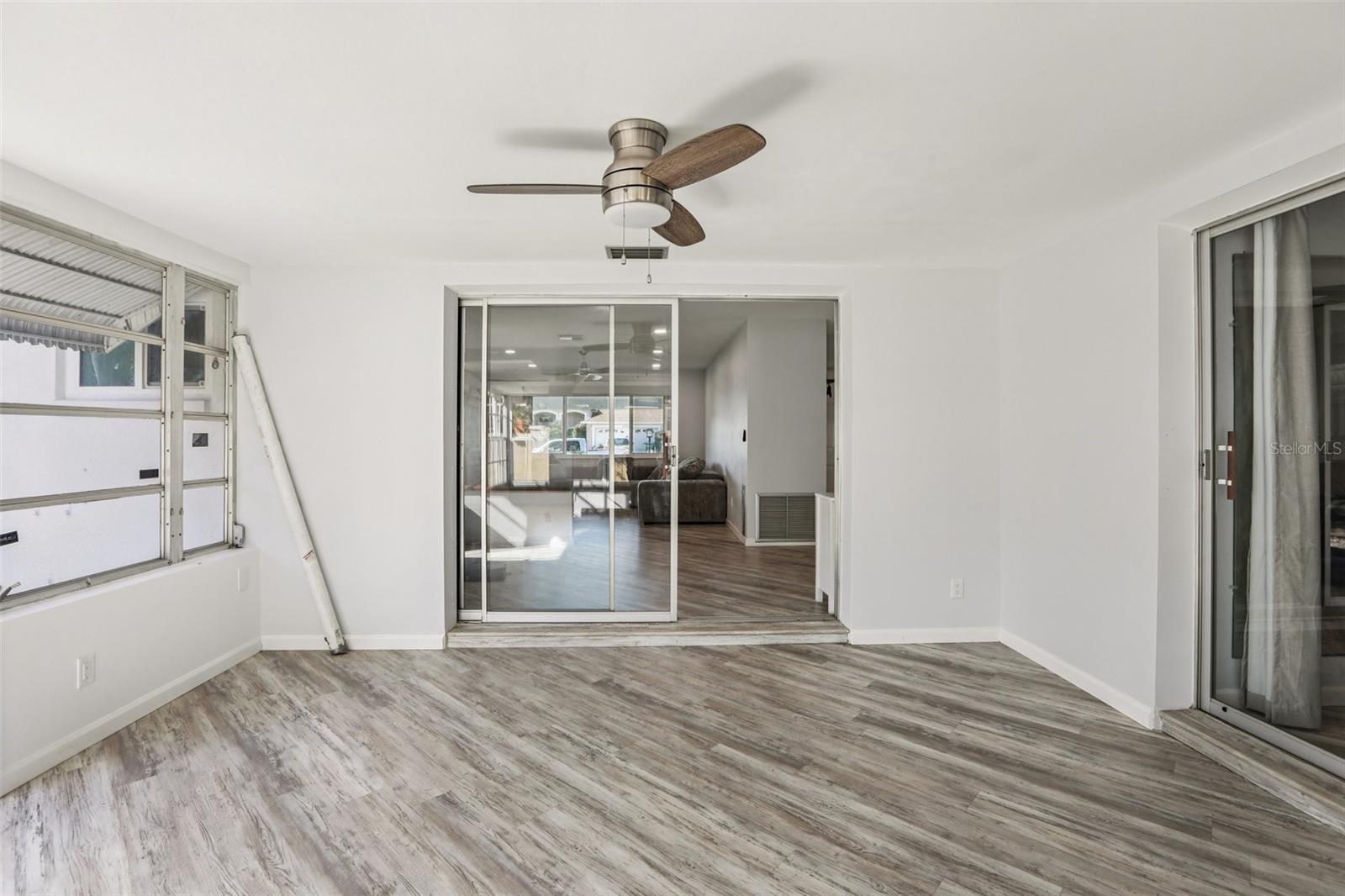 Image 21 of 33 For 10569 Lake Vista Drive