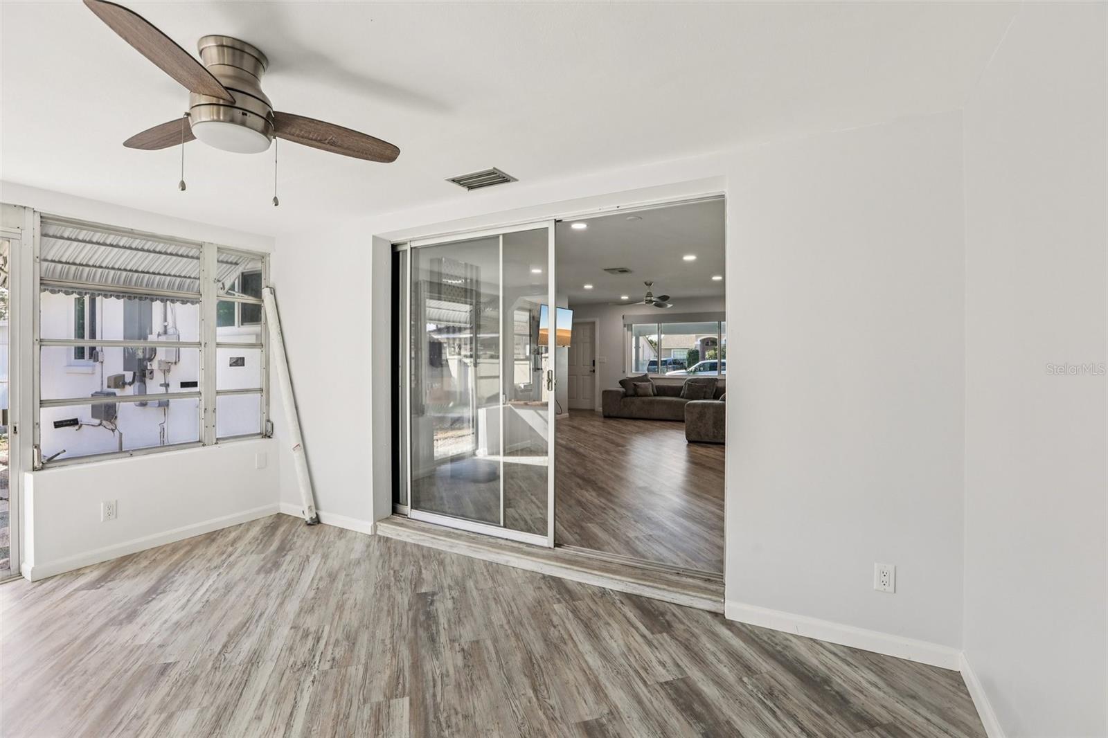 Image 22 of 33 For 10569 Lake Vista Drive