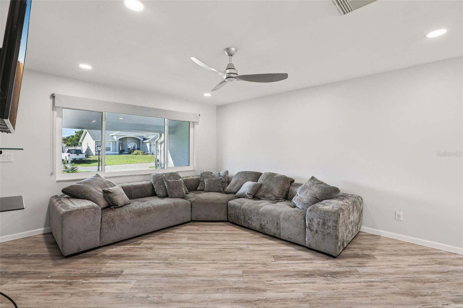 Image 4 of 33 For 10569 Lake Vista Drive