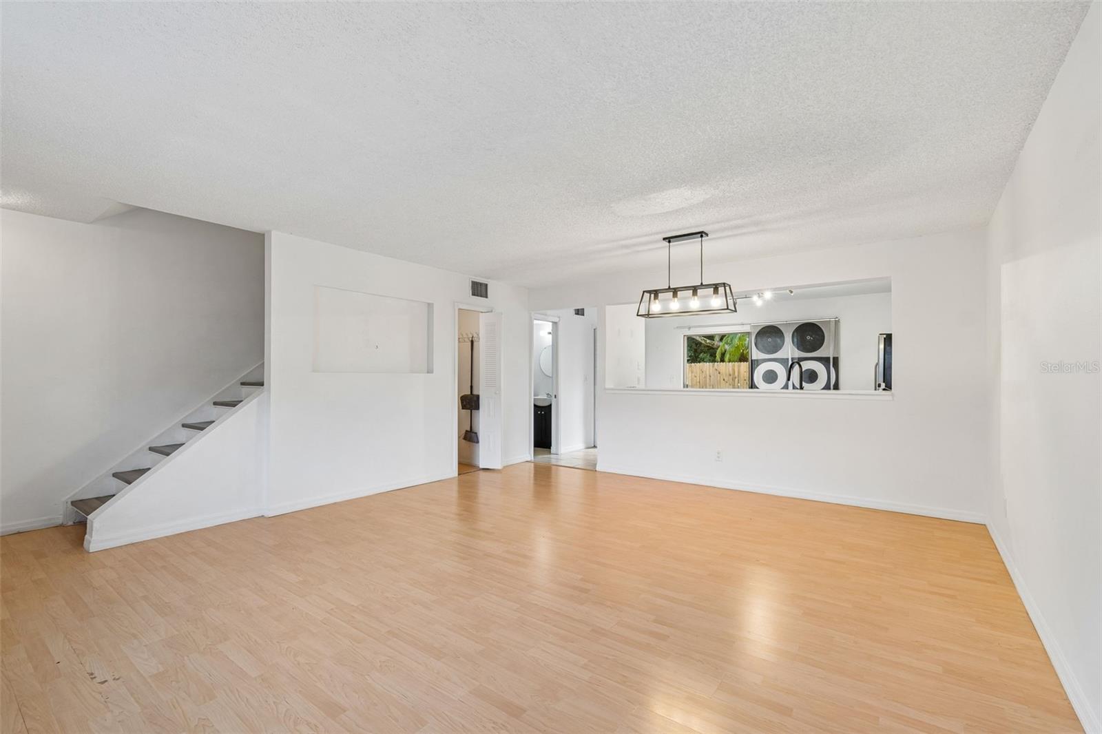 Image 5 of 40 For 607 Bough Avenue