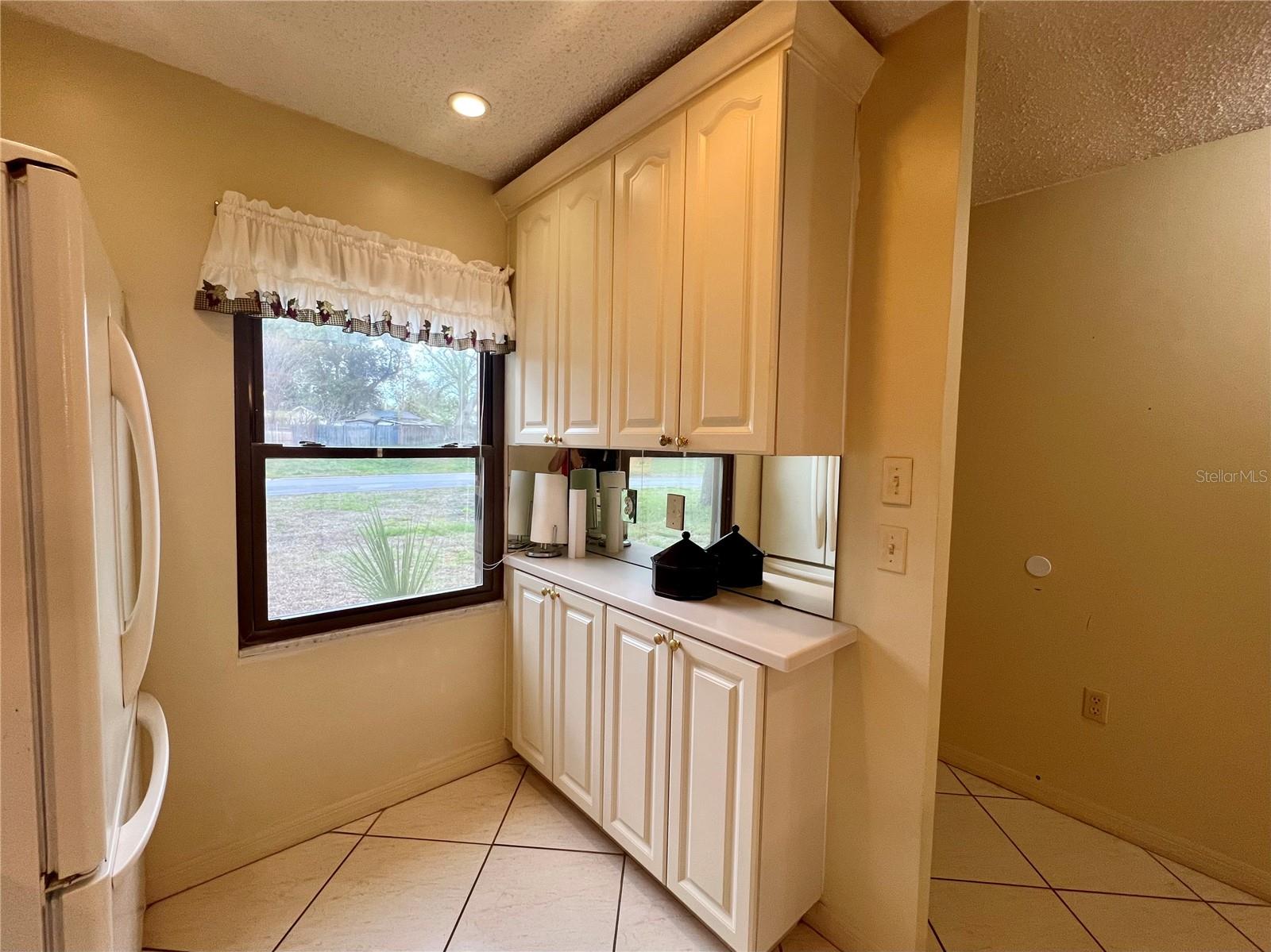 Image 4 of 18 For 1395 Mission Drive W 28c