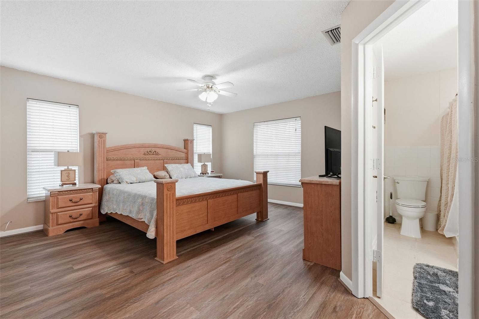 Image 17 of 32 For 19029 Us Highway 19 N 1-22