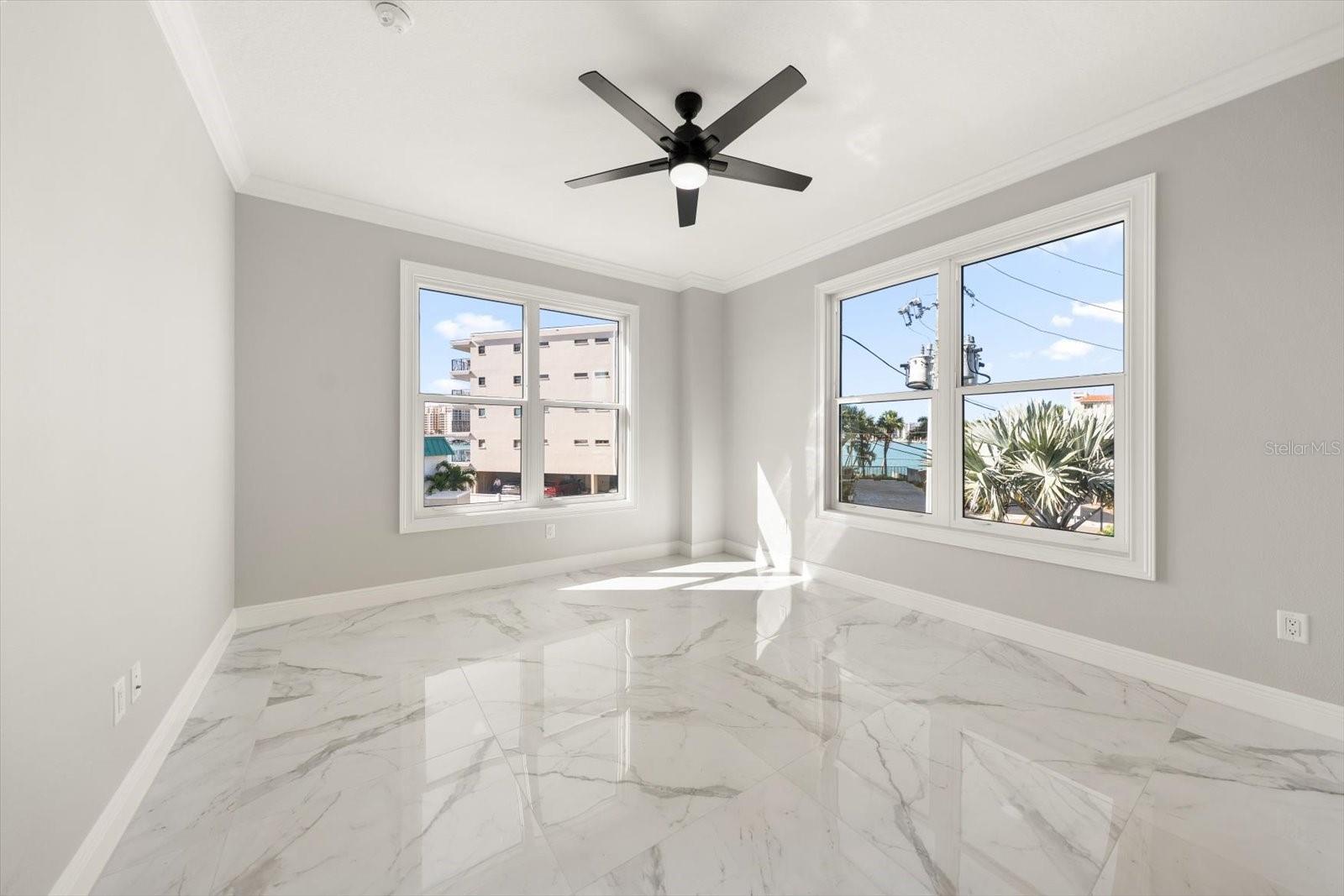 Image 15 of 36 For 211 Dolphin Point 203