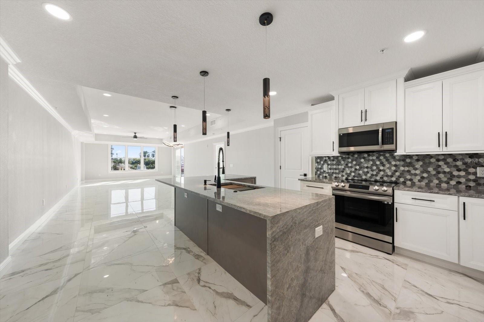 Image 5 of 36 For 211 Dolphin Point 203