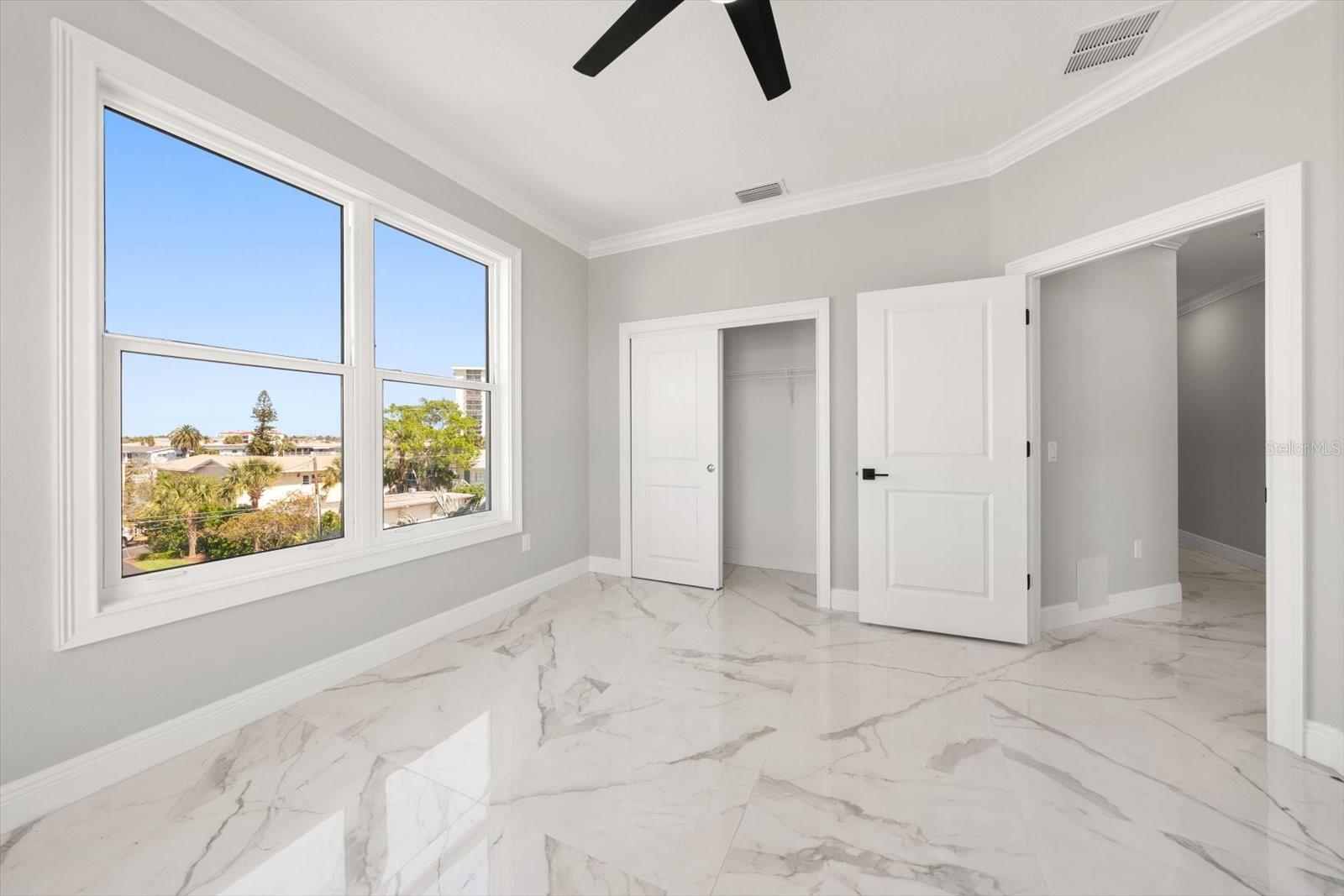 Image 19 of 42 For 211 Dolphin Point 303