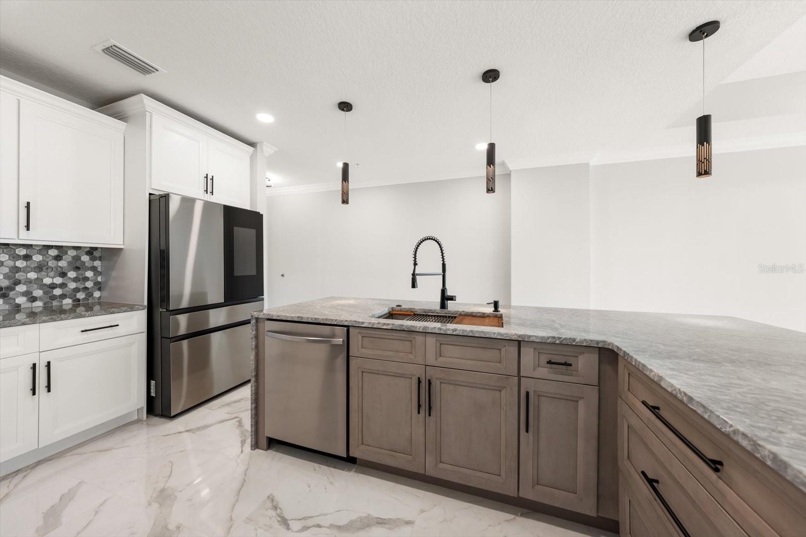 Image 23 of 42 For 211 Dolphin Point 303