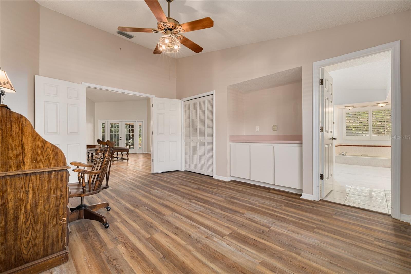 Image 25 of 37 For 470 Hickorynut Avenue