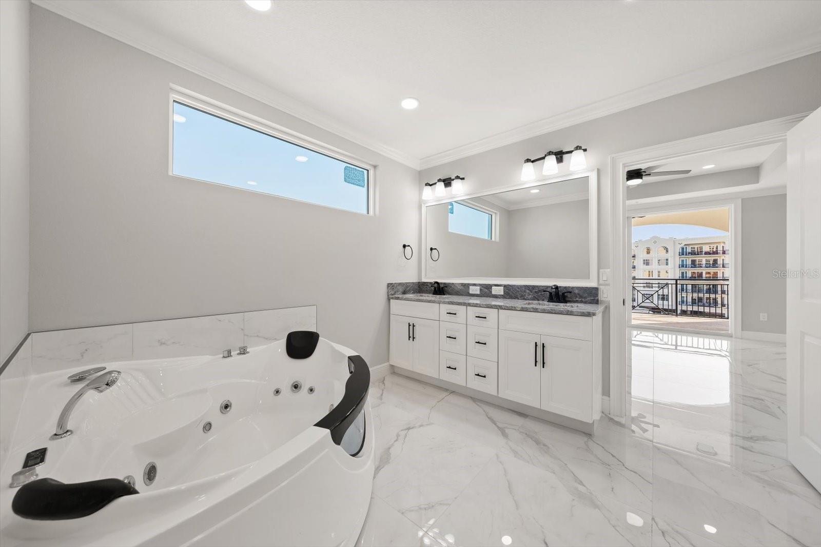 Listing photo id 12 for 211 Dolphin Point 401