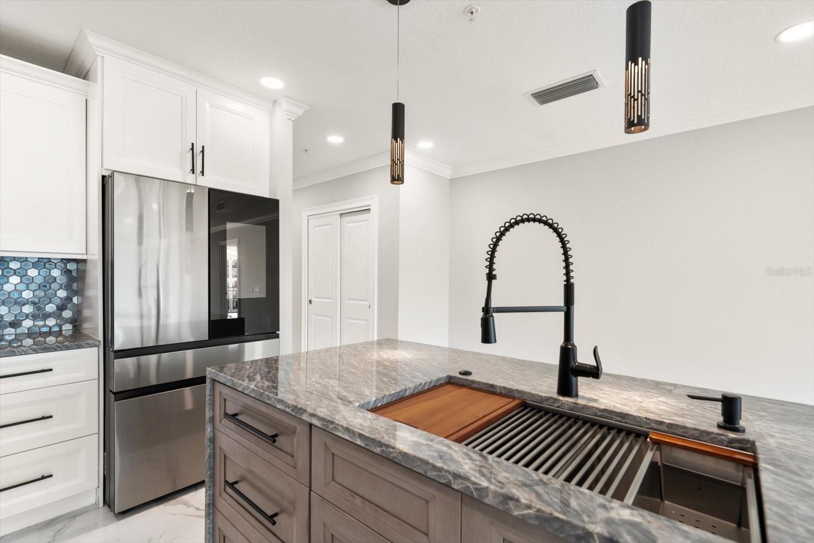 Listing photo id 23 for 211 Dolphin Point 401