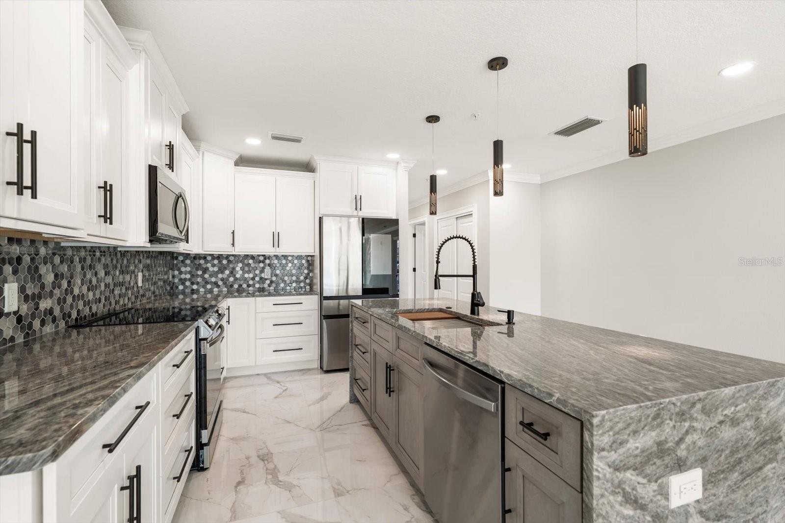 Listing photo id 5 for 211 Dolphin Point 401