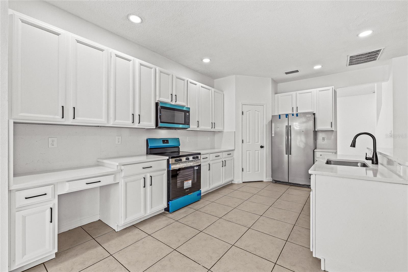 Listing photo id 20 for 8212 Cypress Breeze Way