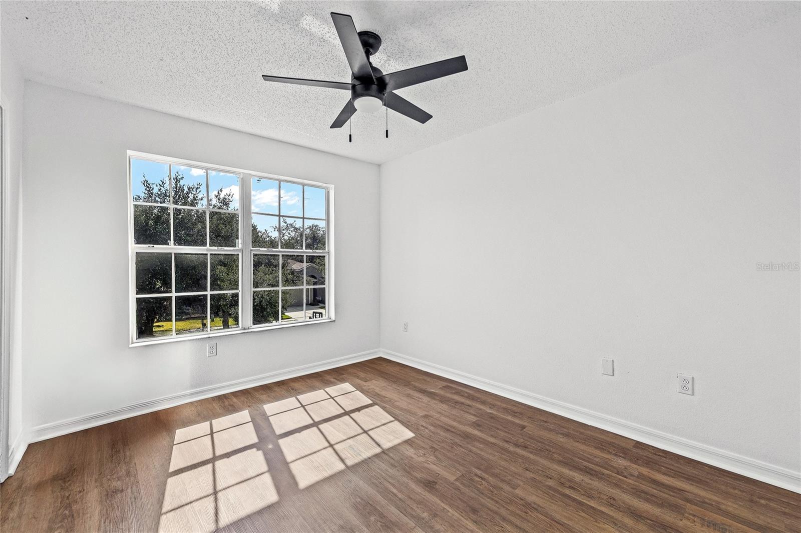 Listing photo id 30 for 8212 Cypress Breeze Way