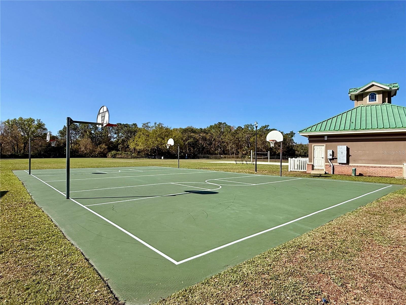 Listing photo id 72 for 8212 Cypress Breeze Way