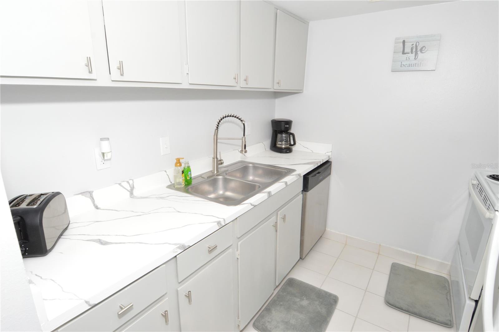 Image 17 of 85 For 12760 Indian Rocks Road 555