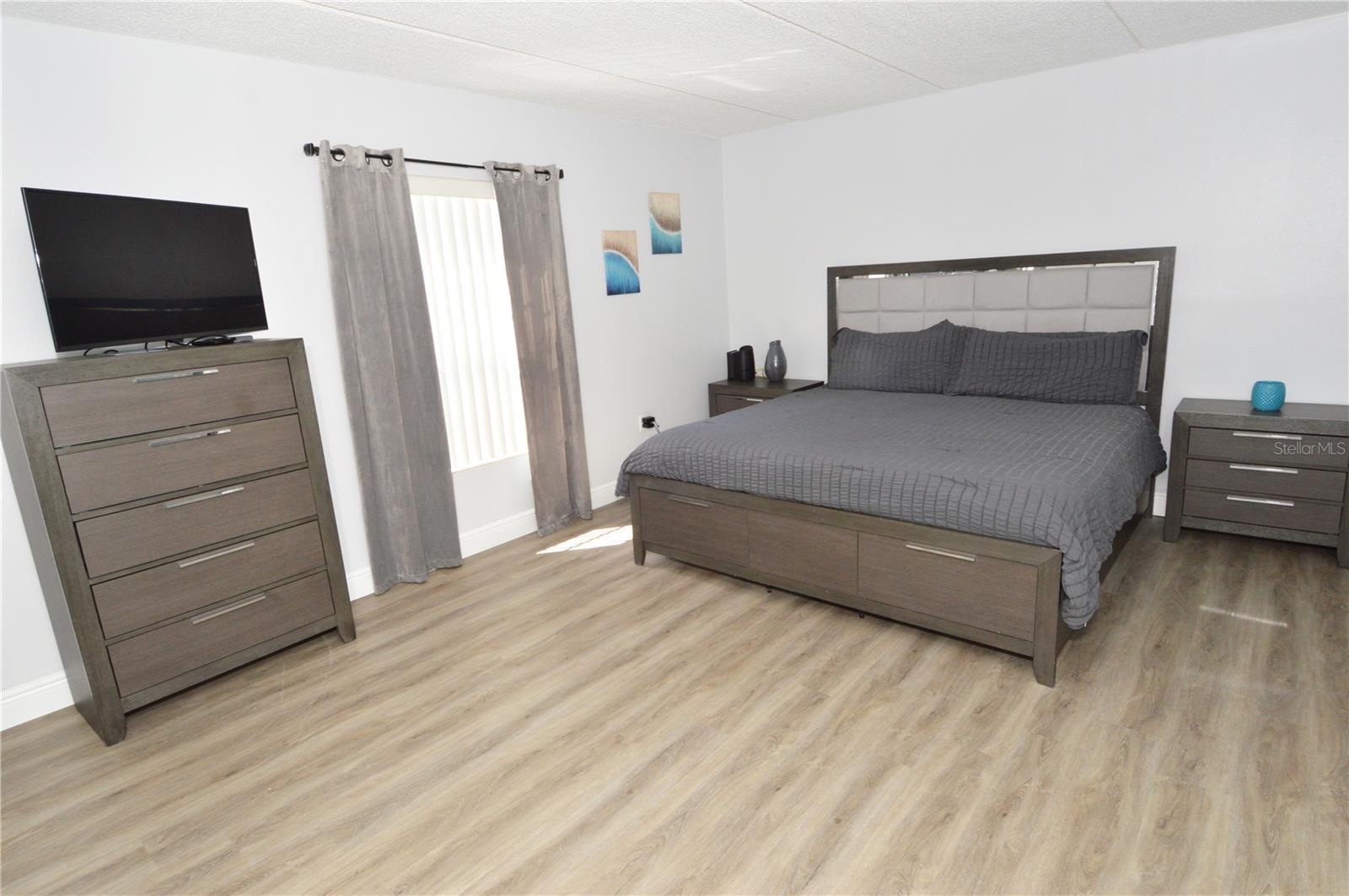 Image 27 of 85 For 12760 Indian Rocks Road 555