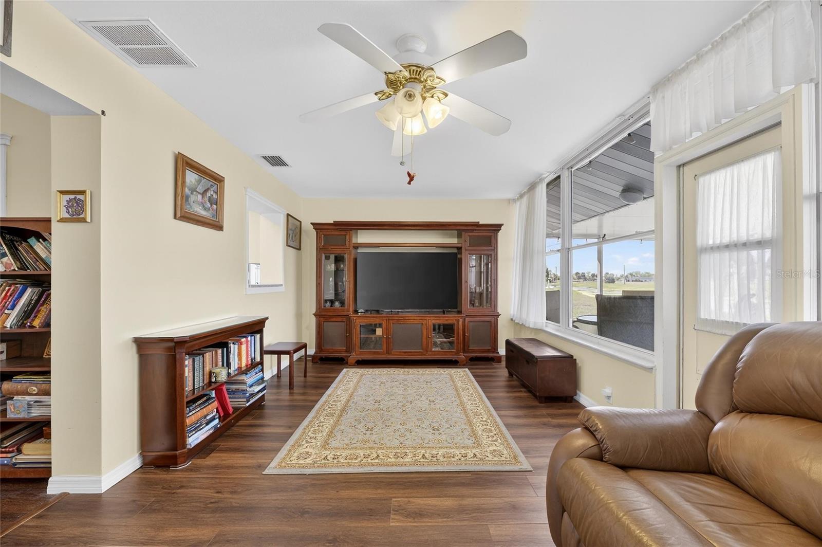 Image 13 of 88 For 1302 Desert Hills Drive