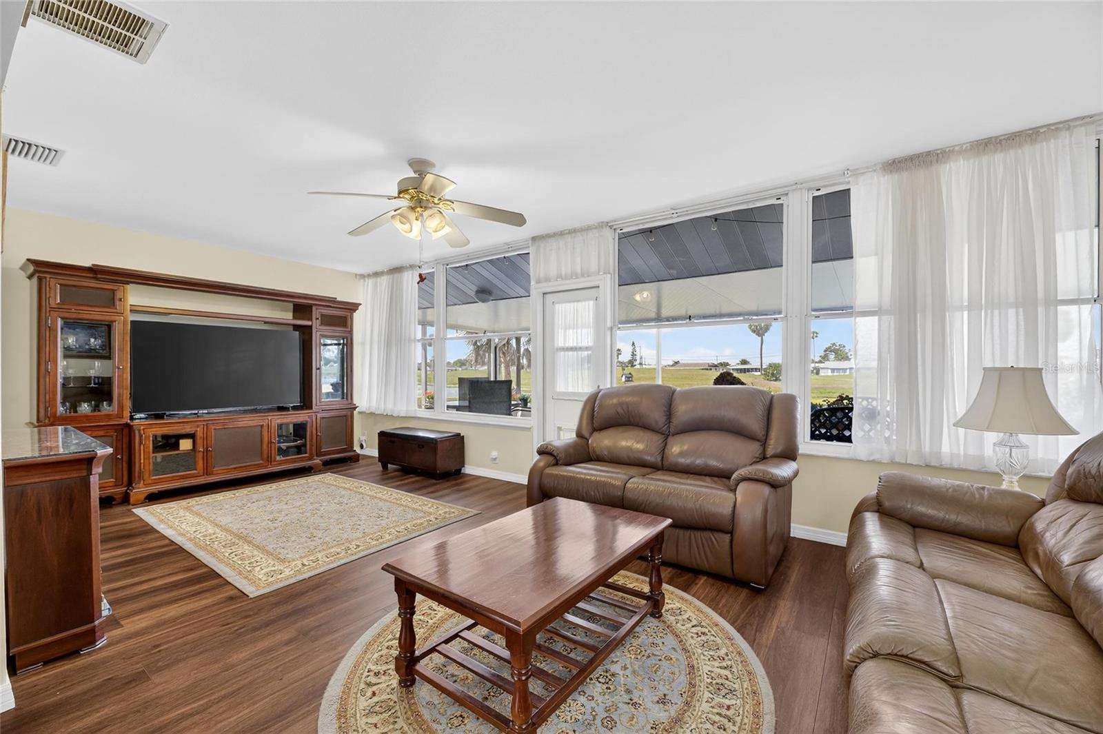 Image 19 of 88 For 1302 Desert Hills Drive